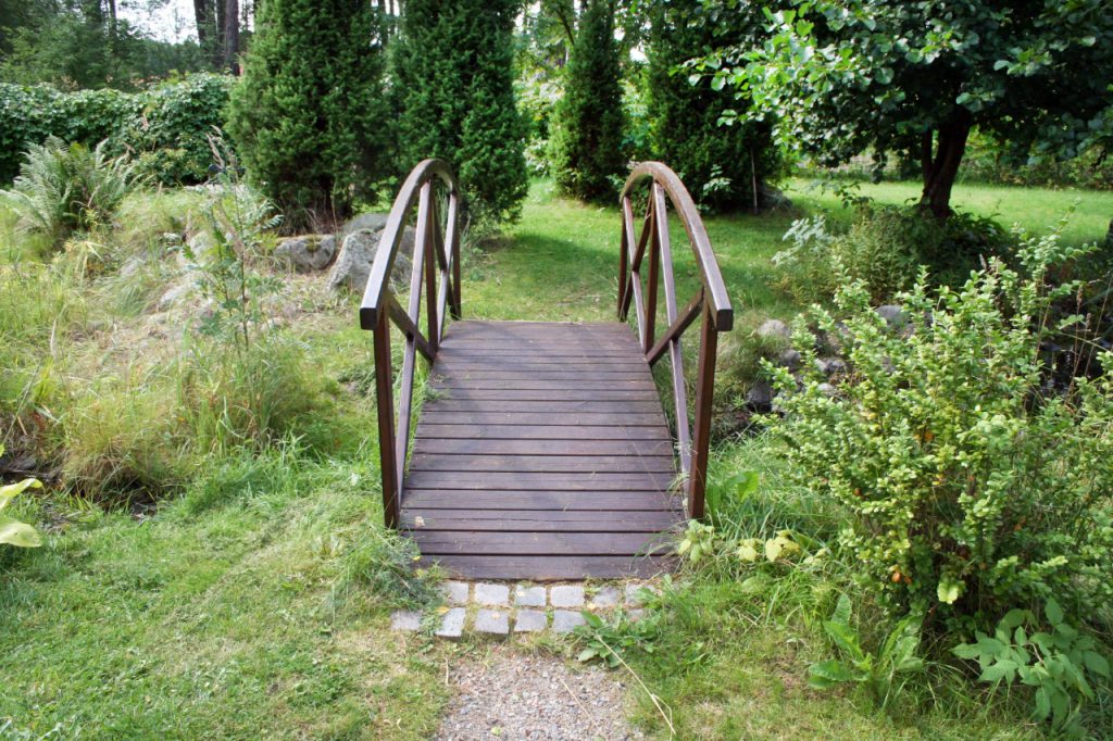 Bro över "Sinnenas trädgård" på Hagaberg.
