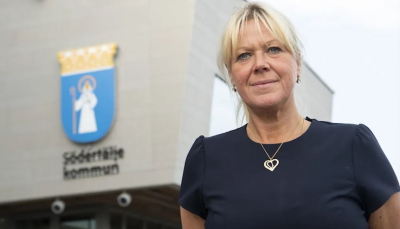 Anna Flink utanför kommunhuset i Södertälje. Anna inleder vårens kulturkvällar.