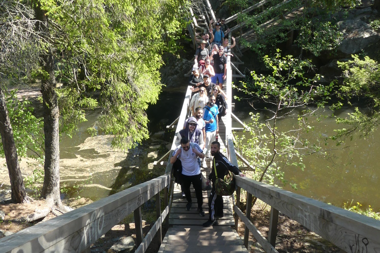 Fritidsledare på vandring, gruppbild på en bro