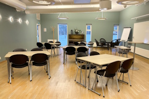 Ekensalen möblierad i öar vy mot fönster.