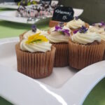 Några cupcakes på ett fat